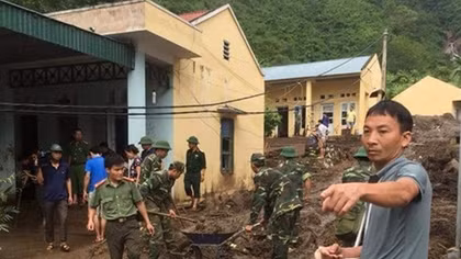 Thanh Hoa Police help locals overcome flood consequences in time to welcome new academic year 