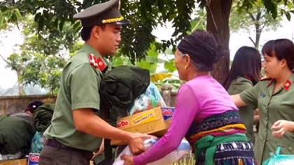 Hai Phong Police support victims of flood in Thanh Hoa