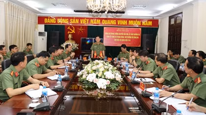 Deputy Minister Nguyen Van Son works with Hospital 198