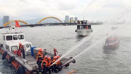 Forces join fire fighting and rescue drill on Han River