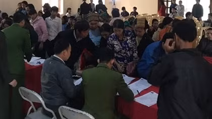 Thanh Hoa police issue ID cards to people at their places
