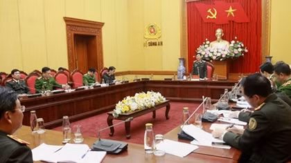 Deputy Minister Nguyen Van Son urges the police to enhance COVID-19 prevention and control