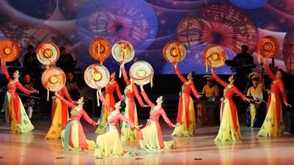 Vietnam National Art Troupe gives performances in DPRK 