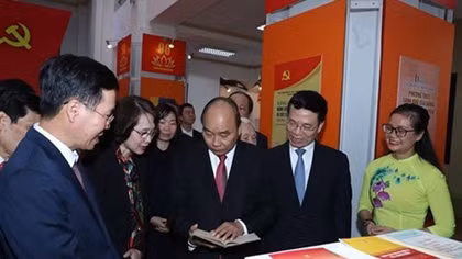 PM visits book exhibition marking Party’s founding anniversary