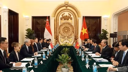 Vietnamese, Singaporean Deputy PMs hold talks