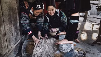 Exhibit links traditional crafts, modern designs