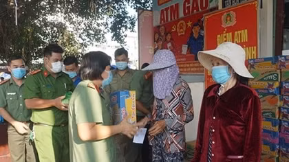 Long An police launch “rice ATM” to support poor locals amid COVID-19 pandemic