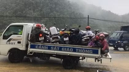 Hoa Binh Police use vehicles to transport people through flooded areas