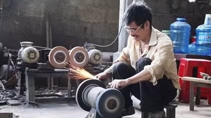 Knife village retains traditional craft