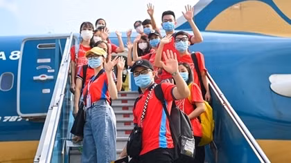 Medical teachers and students volunteer to help Binh Duong fight COVID-19