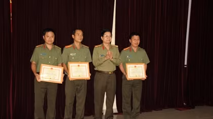 3 drowning children saved by public security officers and student