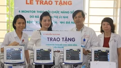 Da Nang people donate medical equipment to local hospital