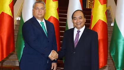 Vietnamese, Hungarian PMs affirm valuing ties during talks