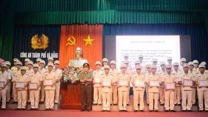 Da Nang police honor good examples in emulation movement 
