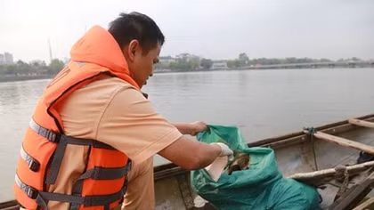 Youths of Thua Thien Hue police clean up Huong river 