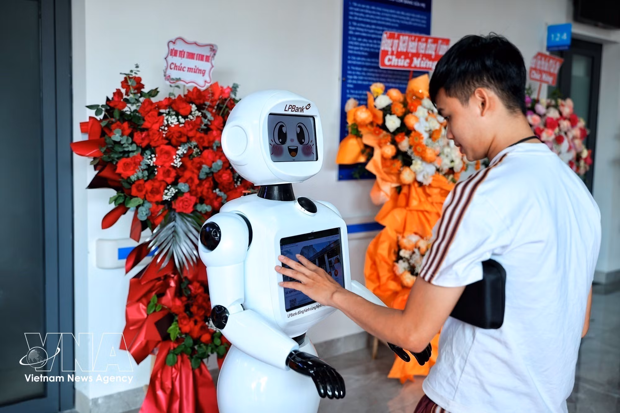 The interface showing directions to functional areas inside the second campus of the National Hospital of Obstetrics and Gynecology is integrated into the robot to assist patients and their relatives (Photo: VNA)