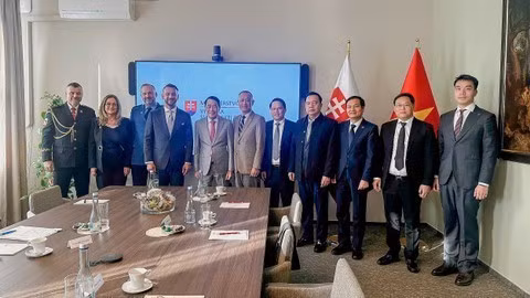 Deputy Minister Le Quoc Hung, Mr. Matúš Šutaj Eštok and other delegates in a group photo.