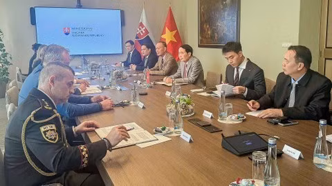 Delegates of the two sides at the meeting
