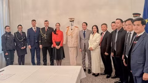 Deputy Minister Le Quoc Hung and Ms. Lucia Kurilovská pose for a group photo with other delegates.
