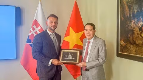Deputy Minister Le Quoc Hung presents a souvenir to Mr. Matúš Šutaj Eštok.