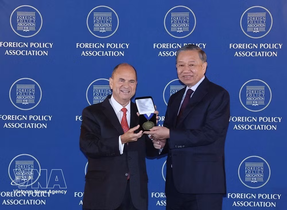 General Secretary of the Communist Party of Vietnam Central Committee and President To Lam is presented with the Foreign Policy Association (FPA) Medal at the event. (Photo: VNA)