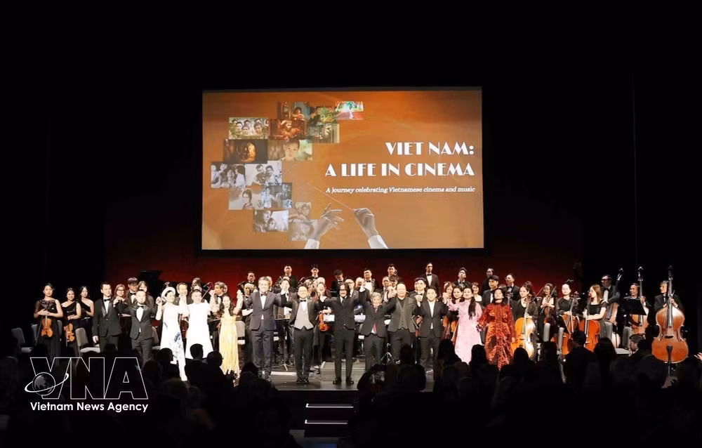 Artists at the cultural event in New York on September 21 evening. (Photo: VNA)