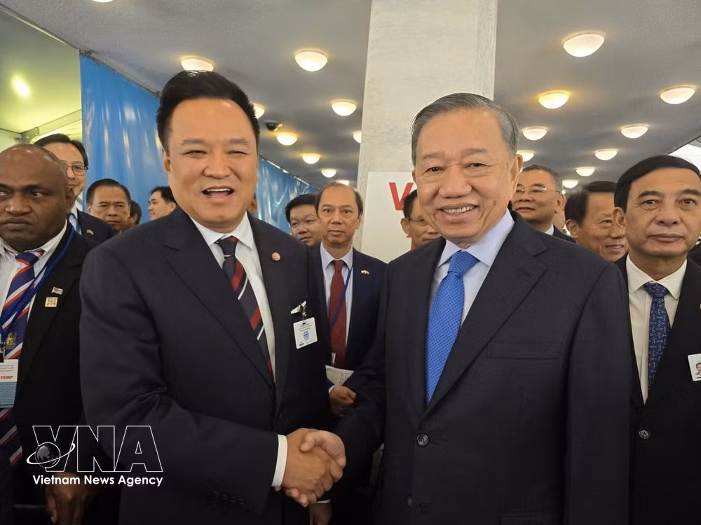 General Secretary of the Communist Party of Vietnam Central Committee and President of Vietnam To Lam (right) meets with Prime Minister of Thailand Anutin Charnvirakul in New York on September 22, 2026. (Photo: VNA)