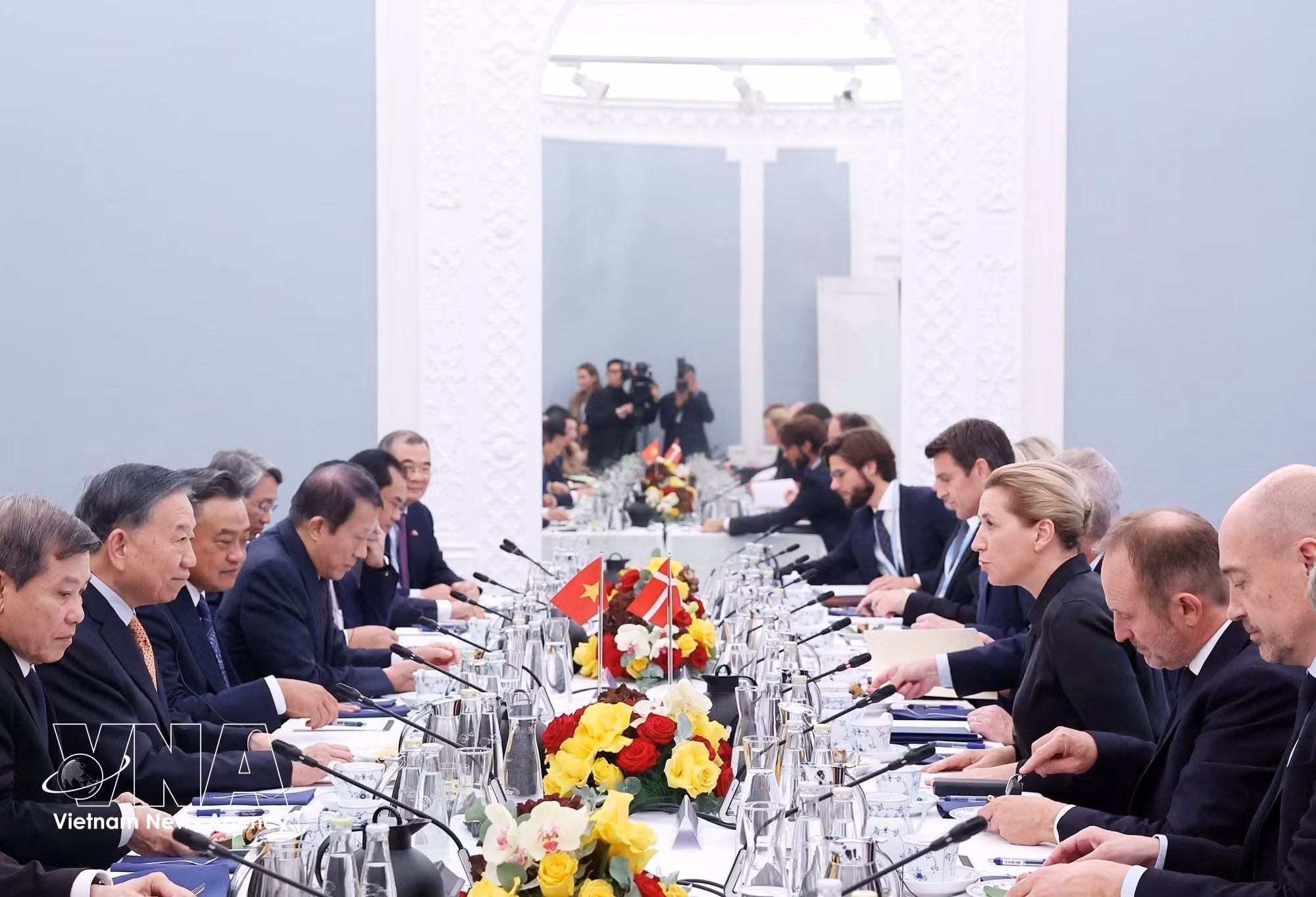 The talks between the General Secretary of the Communist Party of Vietnam Central Committee and President To Lam (second, left) and Prime Minister of Denmark Mette Frederiksen (third, right) in Copenhagen on October 20, 2026 (Photo: VNA)