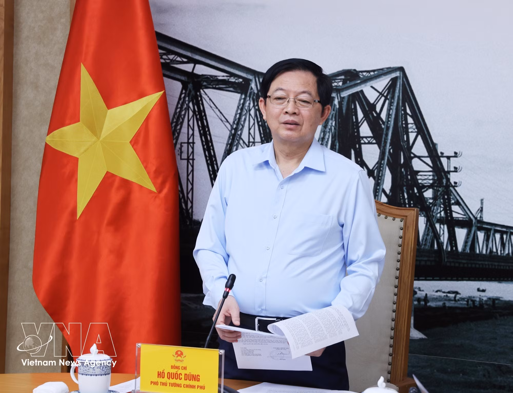Deputy Prime Minister Ho Quoc Dung speaks at the meeting. (Photo: VNA)