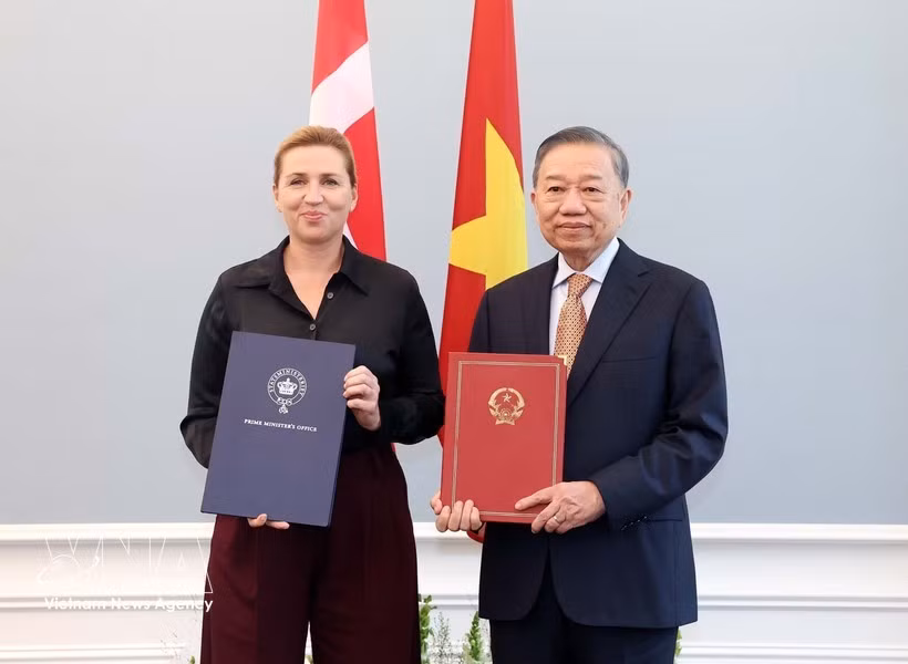 General Secretary of the Communist Party of Vietnam Central Committee and President To Lam (right) and Prime Minister of Denmark Mette Frederiksen show the joint statement on the establishment of the Comprehensive Strategic Partnership at their talks in Copenhagen on October 20, 2026. (Photo: VNA)