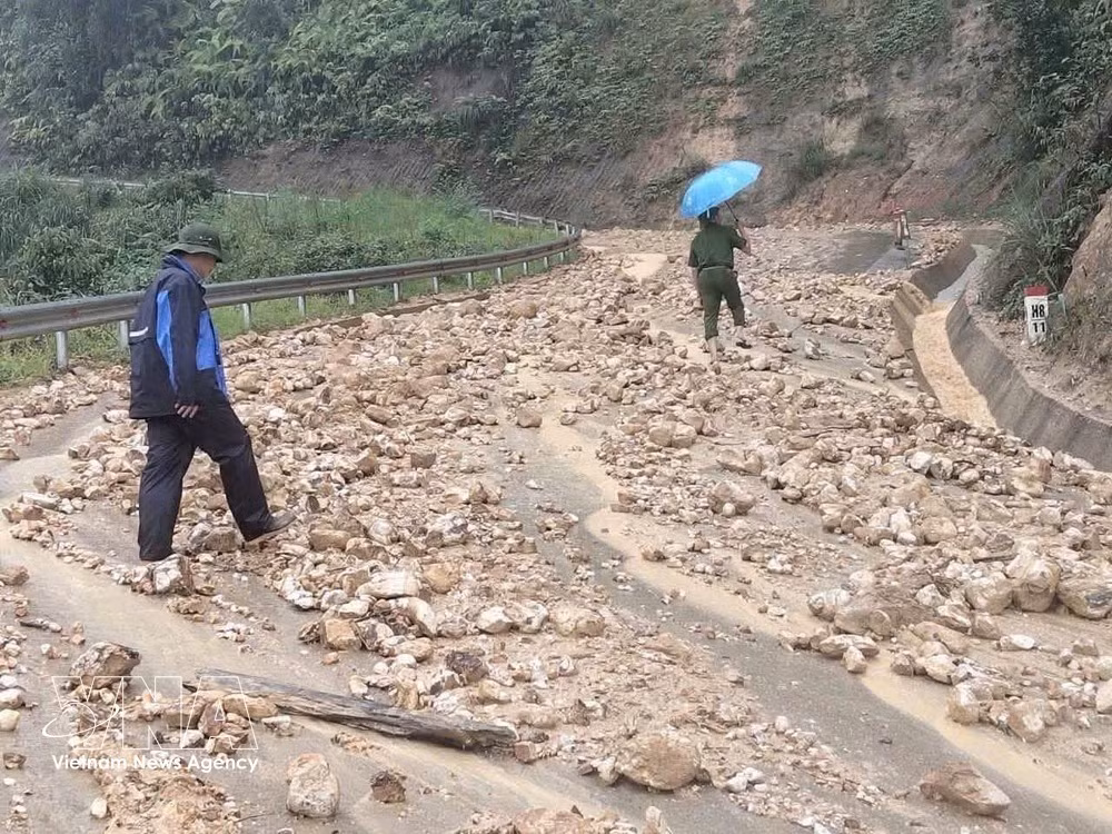 Rock and soil have spilled onto several roads, making travel difficult for local residents (Photo: VNA)