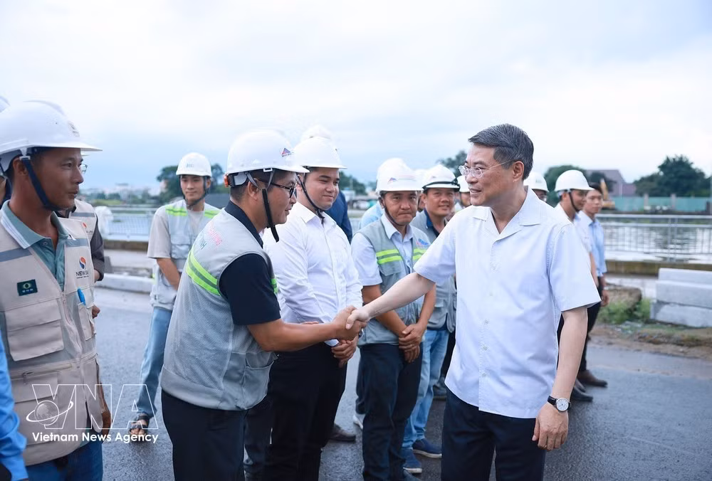 Prime Minister Le Minh Hung (first, right) meets workers and engineers involved in the construction of infrastructure and environmental improvement works along the Tham Luong – Ben Cat – Rach Nuoc Len canal in An Nhon ward. (Photo: VNA)
