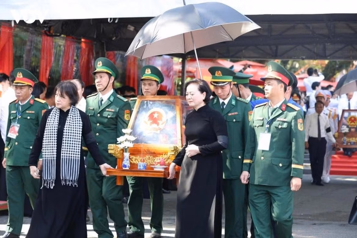 Leaders, military personnel and civilians escort fallen soldiers’ remains recovered from Le Thi Rieng Park in Ho Chi Minh City on October 14.