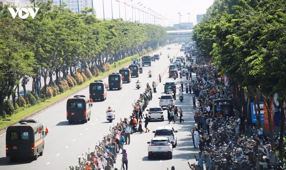 The convoy carrying 731 sets of fallen soldiers’ remains travels from Le Thi Rieng Park to Ho Chi Minh City Martyrs’ Cemetery on October 14, as crowds of local residents line the road to pay their respects to the fallen heroes.
