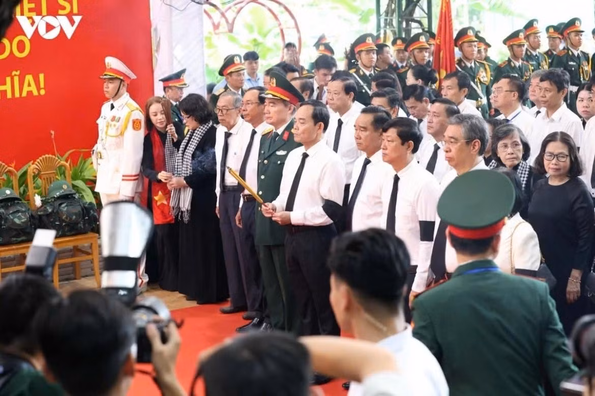 Ho Chi Minh City Party Secretary Tran Luu Quang and city leaders offer incense in tribute to fallen soldiers.
