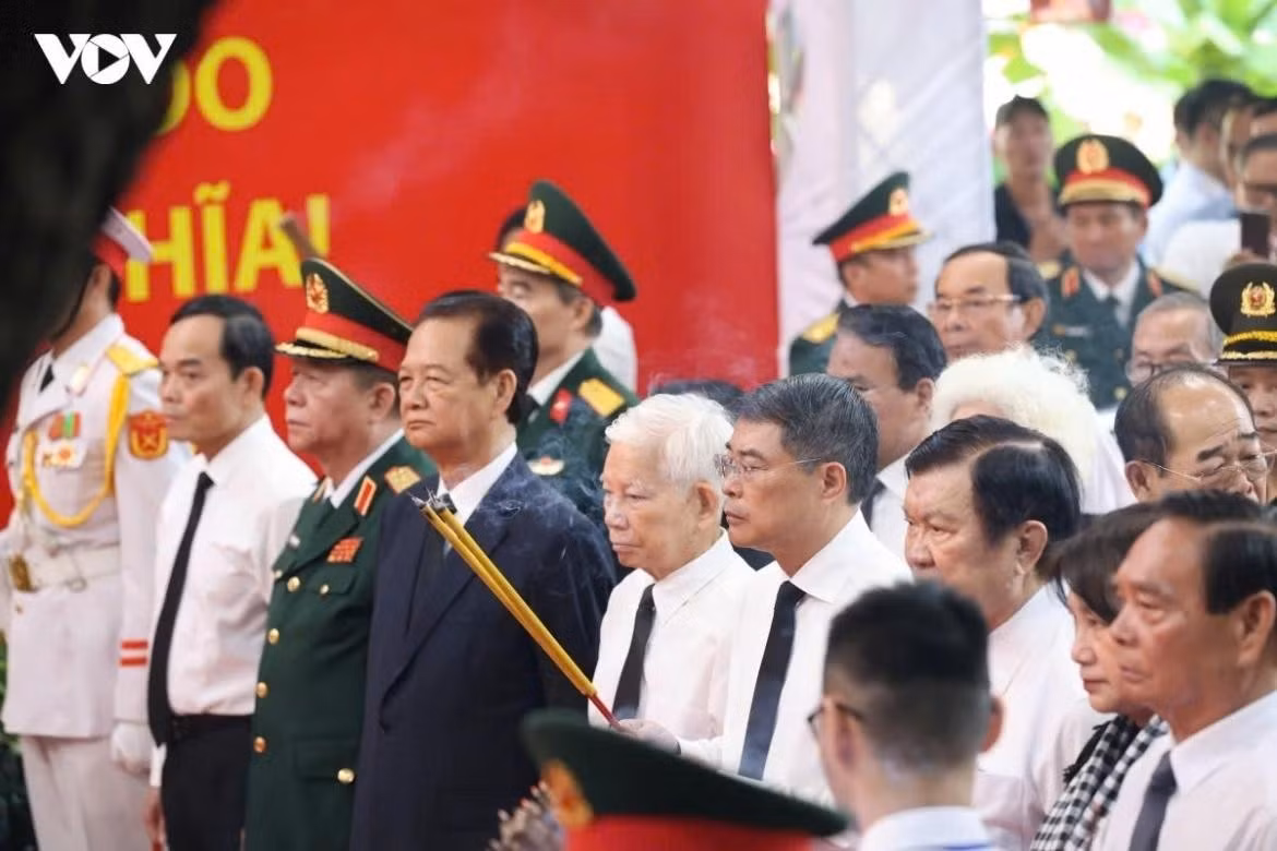 Prime Minister Le Minh Hung offers incense on behalf of the Party and State leaders in tribute to fallen soldiers during the memorial service.