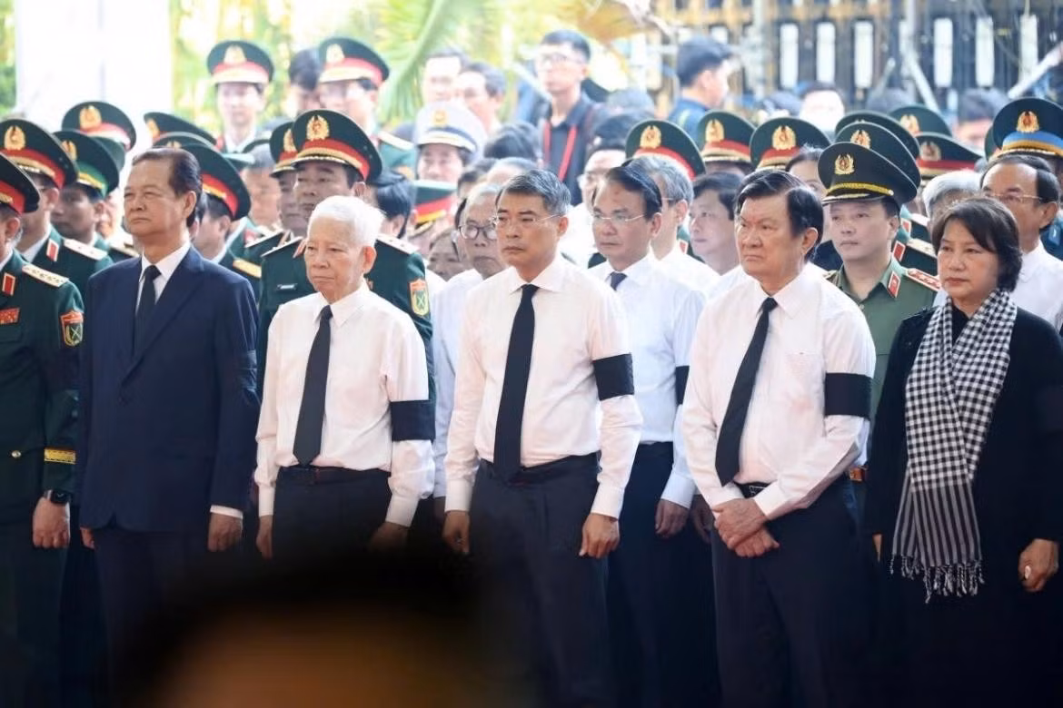 Prime Minister Le Minh Hung, former State Presidents Nguyen Minh Triet and Truong Tan Sang, former National Assembly President Nguyen Thi Kim Ngan, and former Prime Minister Nguyen Tan Dung attend the memorial service for the martyrs at Le Thi Rieng Park.
