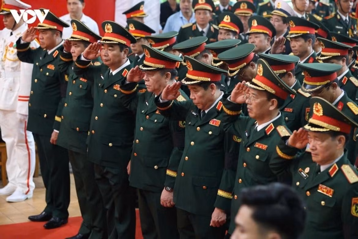 General Nguyen Trong Nghia, Chairman of the General Department of Politics of the Vietnam People’s Army, joins senior military officers in saluting during the memorial service for the martyrs.