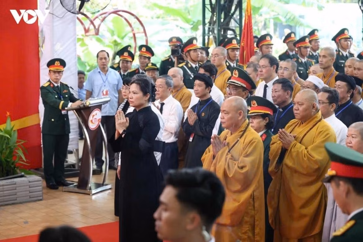Party and State leaders, military officers and Buddhist monks pay their respects to fallen soldiers during the memorial service.