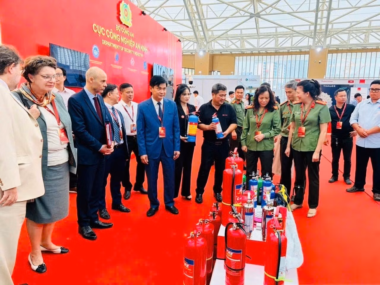 Delegates visit the area showcasing fire prevention and fighting products manufactured by Vietnamese public security.
