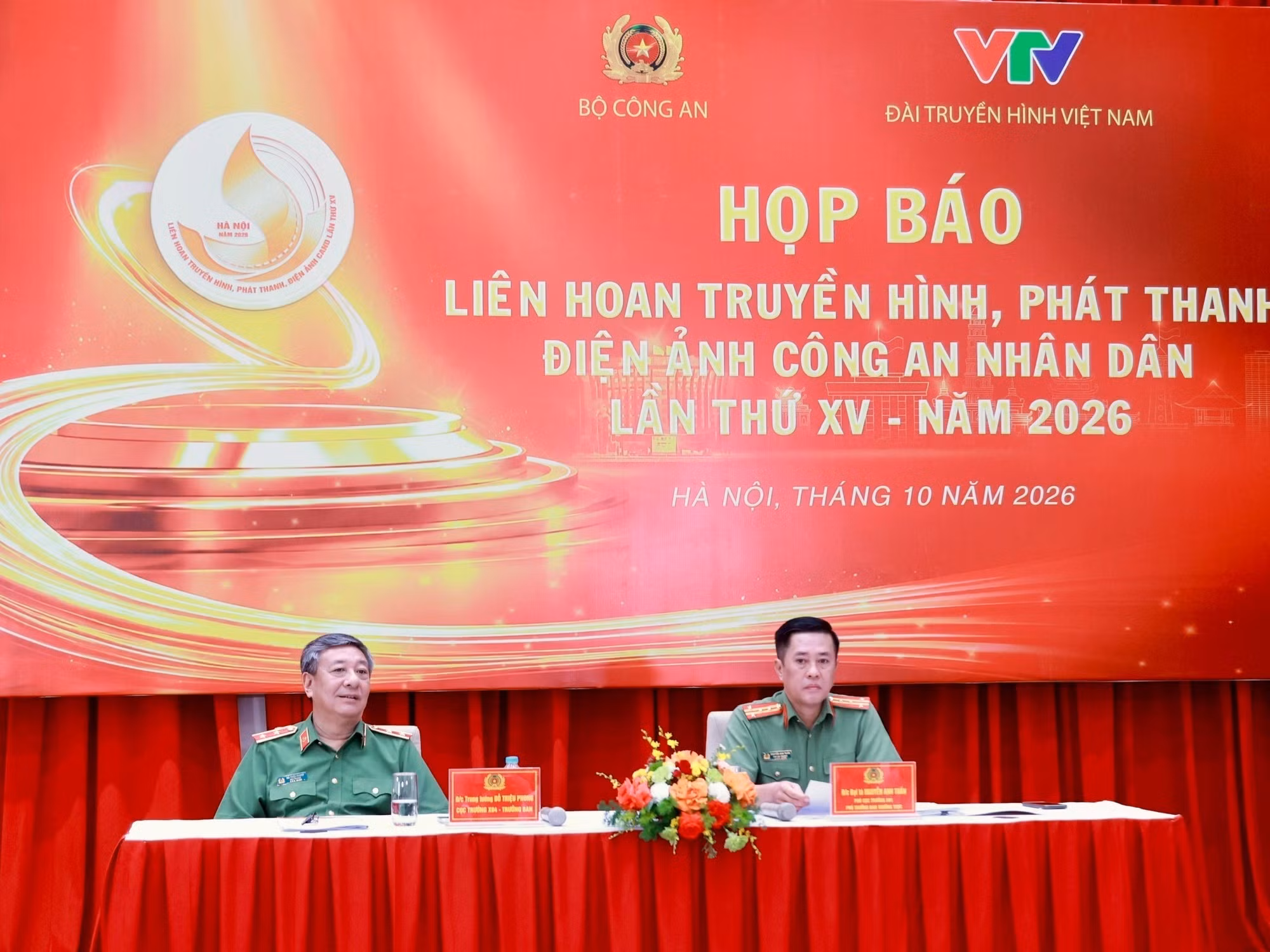 Lieutenant General Do Trieu Phong and Senior Colonel Nguyen Anh Tuan brief the press on the 15th Public Security Forces Television, Radio and Film Festival 2026.