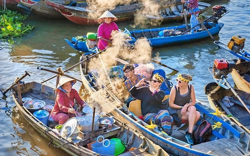 International tourists visit Cai Rang floating market in Can Tho, one of the largest and most iconic examples of the Mekong Delta’s river culture (Photo: Vietnam National Authority of Tourism)