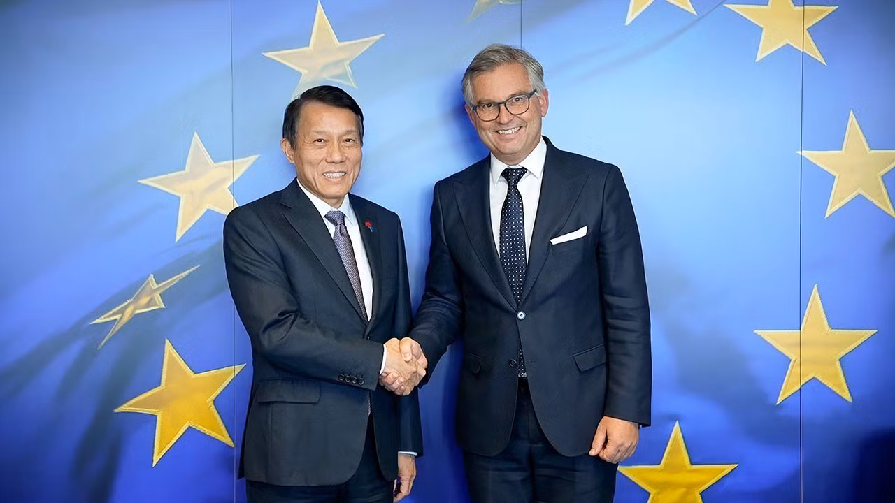 Minister Luong Tam Quang and European Commissioner for Internal Affairs and Migration Magnus Brunner.