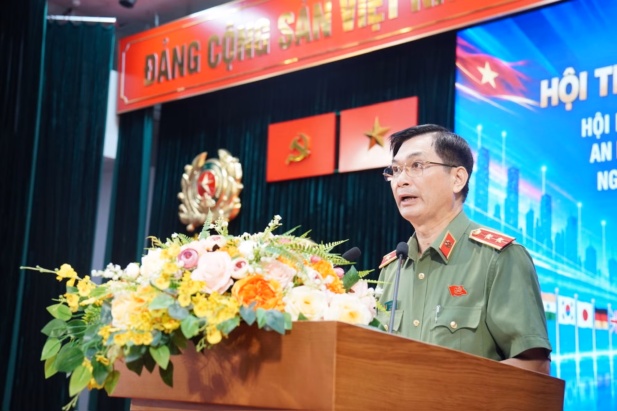 Director of the Public Security Academy Lieutenant General Trinh Ngoc Quyen , Assoc. Prof., Dr., delivers the keynote address.