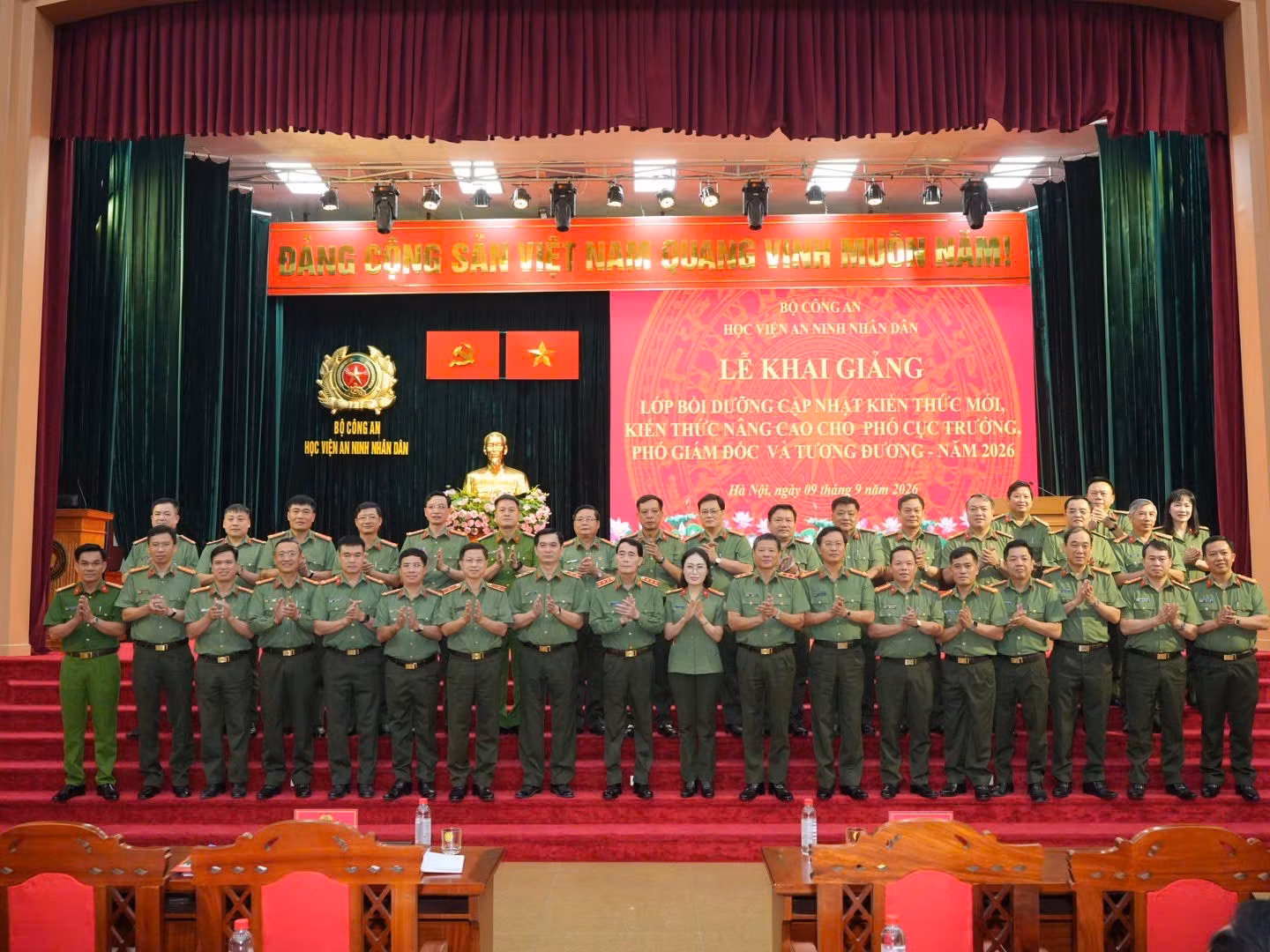 Deputy Minister Le Quoc Hung and delegates at the event.