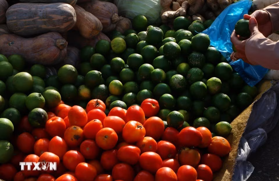 Baskets of fruit add vibrant colours to the picture of rural market life in the Mekong Delta. (Photo: Duy Khuong/VNA)