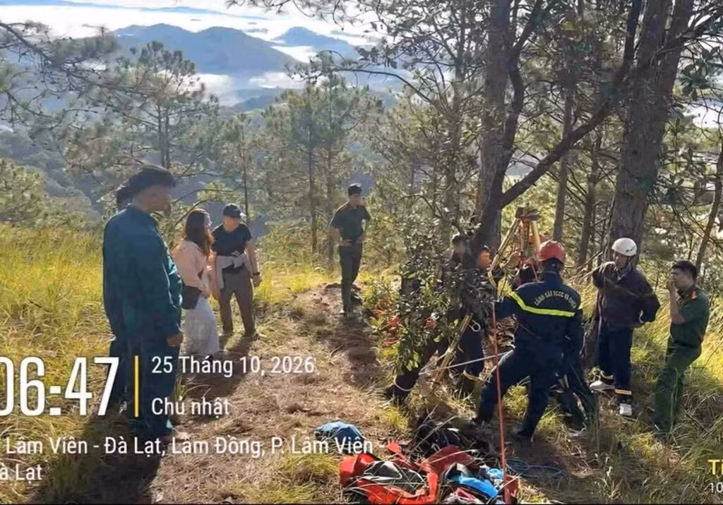 Rescue workers successfully rescue a Malaysian tourist who fell into a 10-metre-deep hole while hiking in Lam Vien-Da Lat ward. Photo: Lam Vien-Da Lat Ward People’s Committee