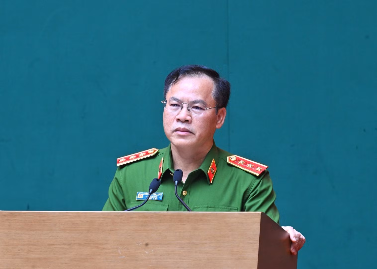Deputy Minister Nguyen Van Long addresses the briefing conference.