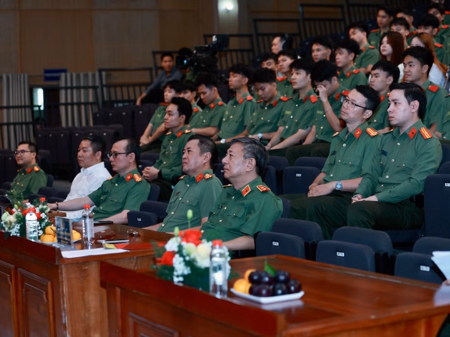 Lieutenant General Do Trieu Phong and delegates at the seminar.
