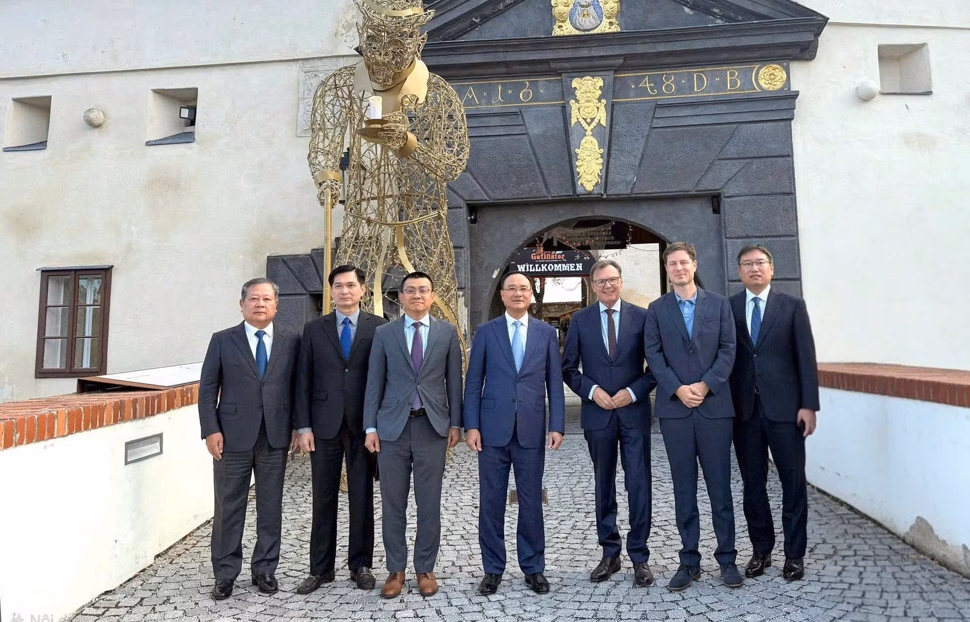 Deputy Minister Pham The Tung, Mr. Norbert Darabos, and other delegates in a group photo.